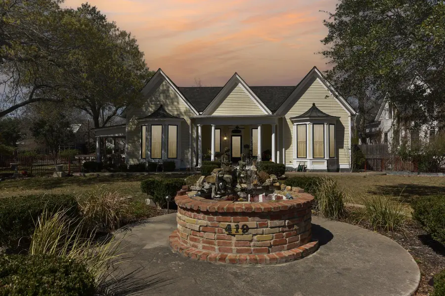 419 W San Antonio St, Lockhart, TX 78644 - #2