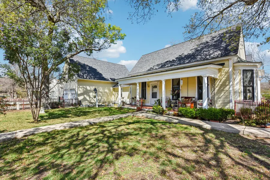 419 W San Antonio St, Lockhart, TX 78644 - #3