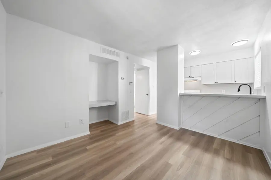 2410 Longview St #D-202, Austin, TX 78705 - Image #2