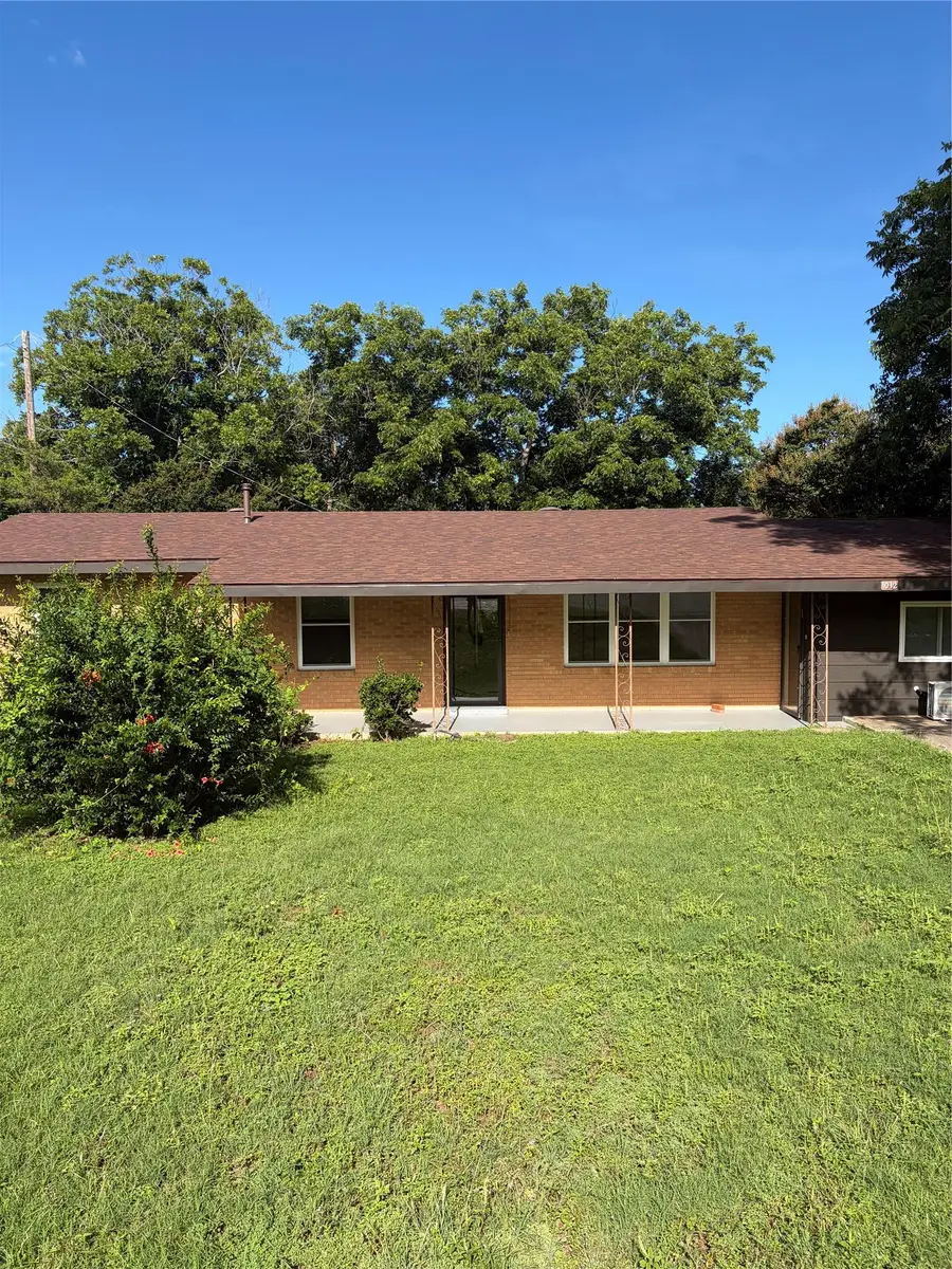 1012 N Water St, Burnet, TX 78611 - #3
