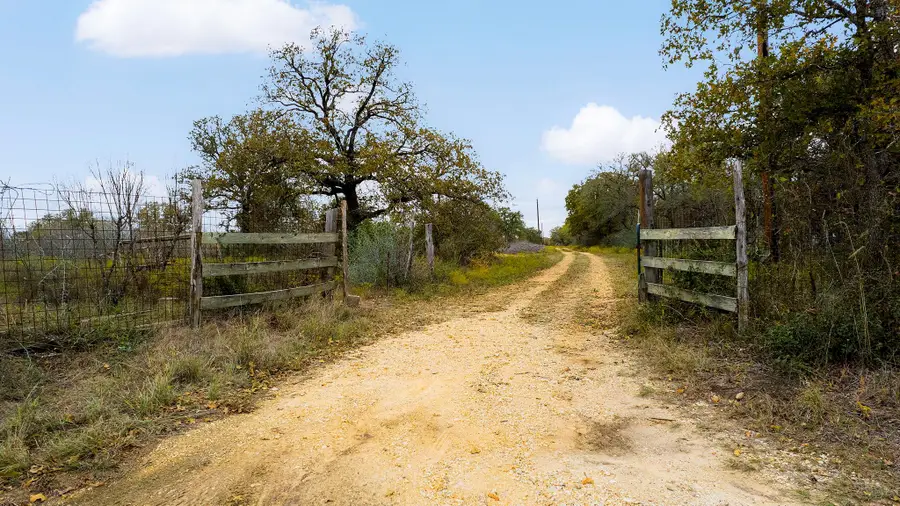 2124 Bugtussle Ln, Luling, TX 78648 - Image #2
