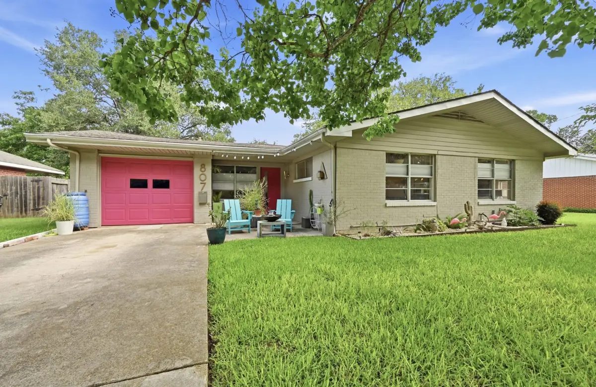 807 Campbell St, Lockhart, TX 78644 - #1