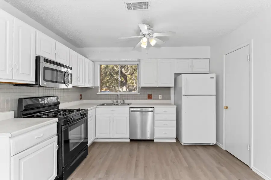 500 Honeysuckle Dr, Cedar Park, TX 78613 - Image #2