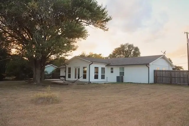 913 7th St, Lexington, TX 78947 - #1