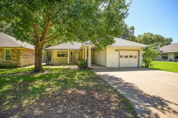 504 Leah Ln, Smithville, TX 78957