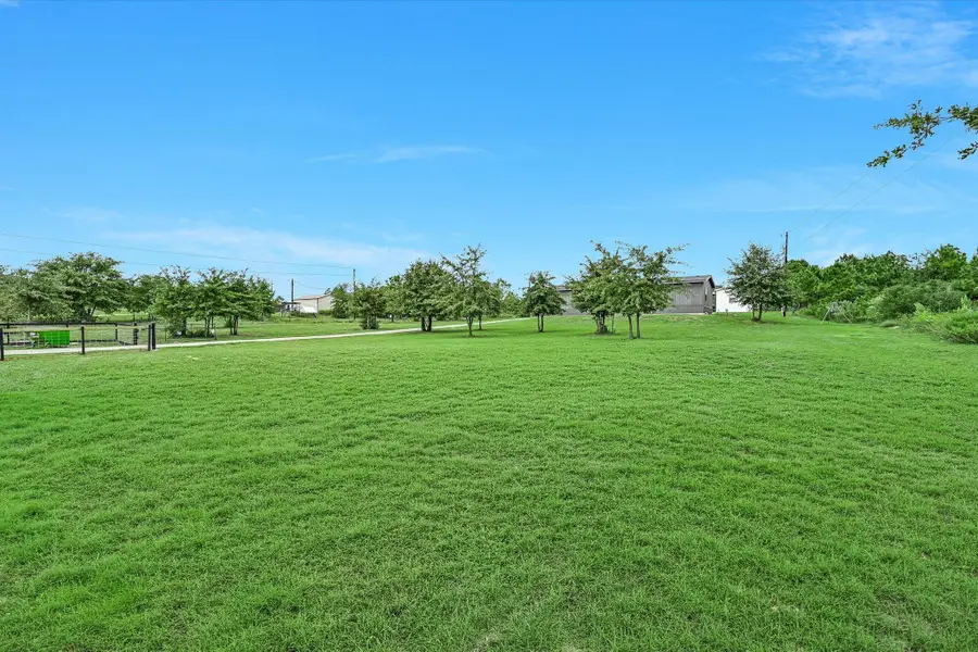 247 W Broken Tree Ln, Smithville, TX 78957 - #2