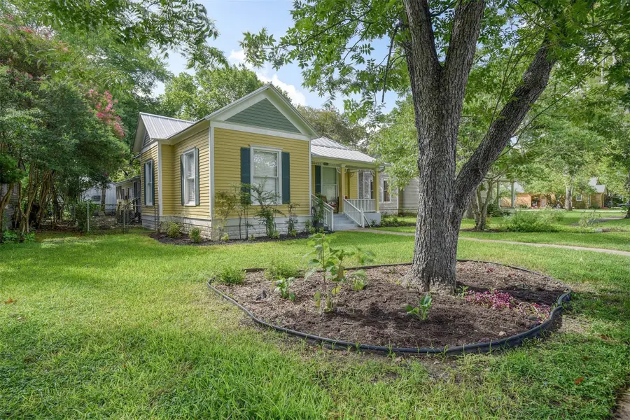 602 Mills St, Smithville, TX 78957 - Image #2