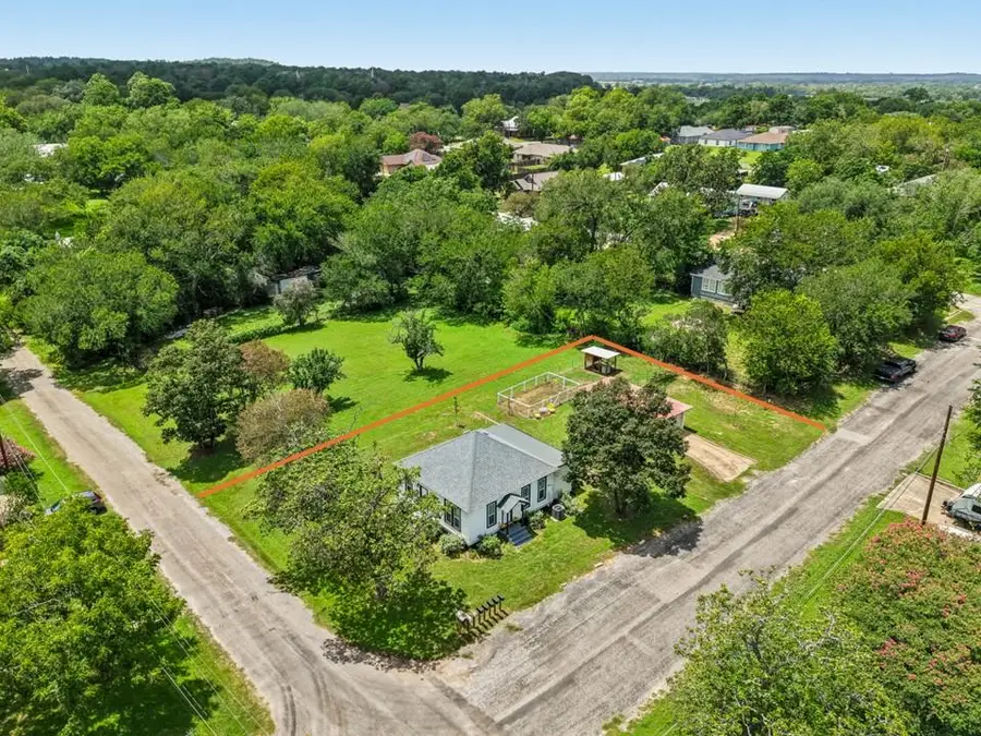 406 Live Oak St, Smithville, TX 78957 - #2