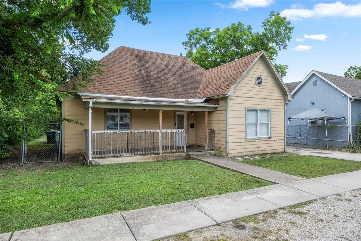 909 W 3rd St, Taylor, TX 76574 - Image #1