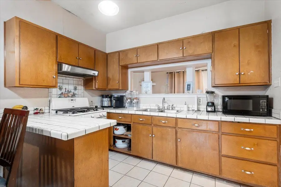 909 W 3rd St, Taylor, TX 76574 - Image #2