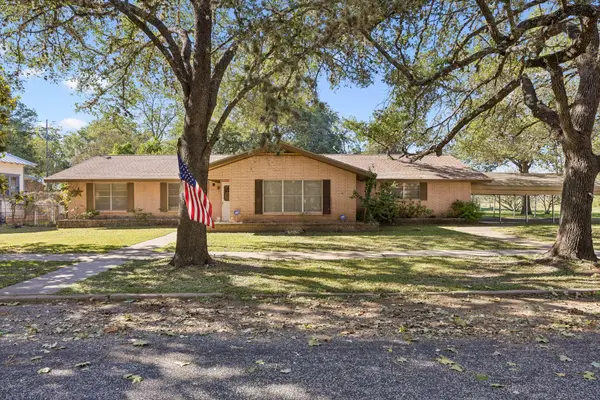 707 Olive St, Smithville, TX 78957