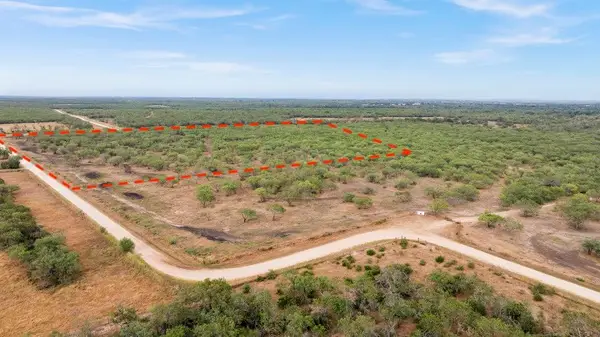 300 Cr 171, Nixon, TX 78140