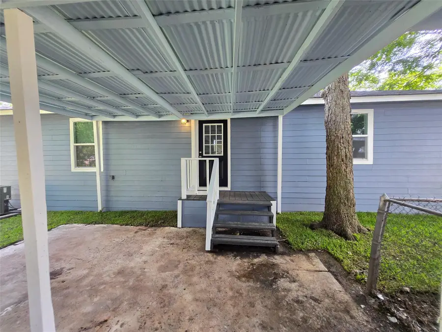 802 Front St, Glidden, TX 78943 - Image #3
