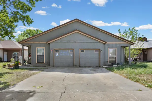 911 Crockett St, Lockhart, TX 78644