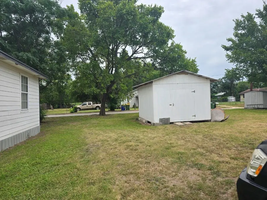 1517 School St, Gonzales, TX 78629 - #2