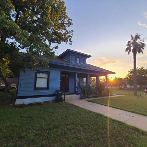 615 E Washington St, Giddings, TX 78942