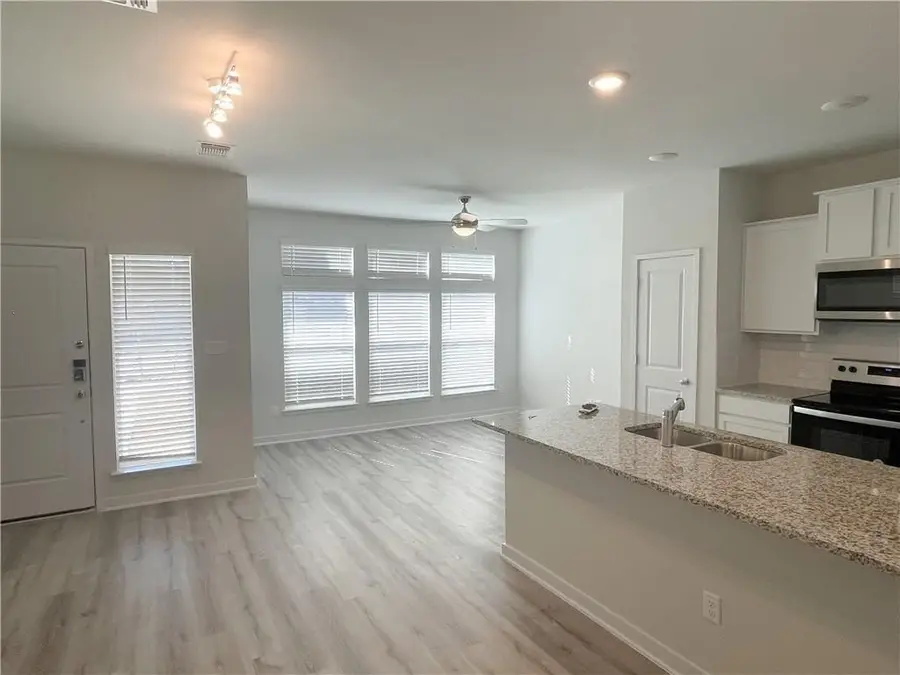605 W South St, Leander, TX 78641 - #2