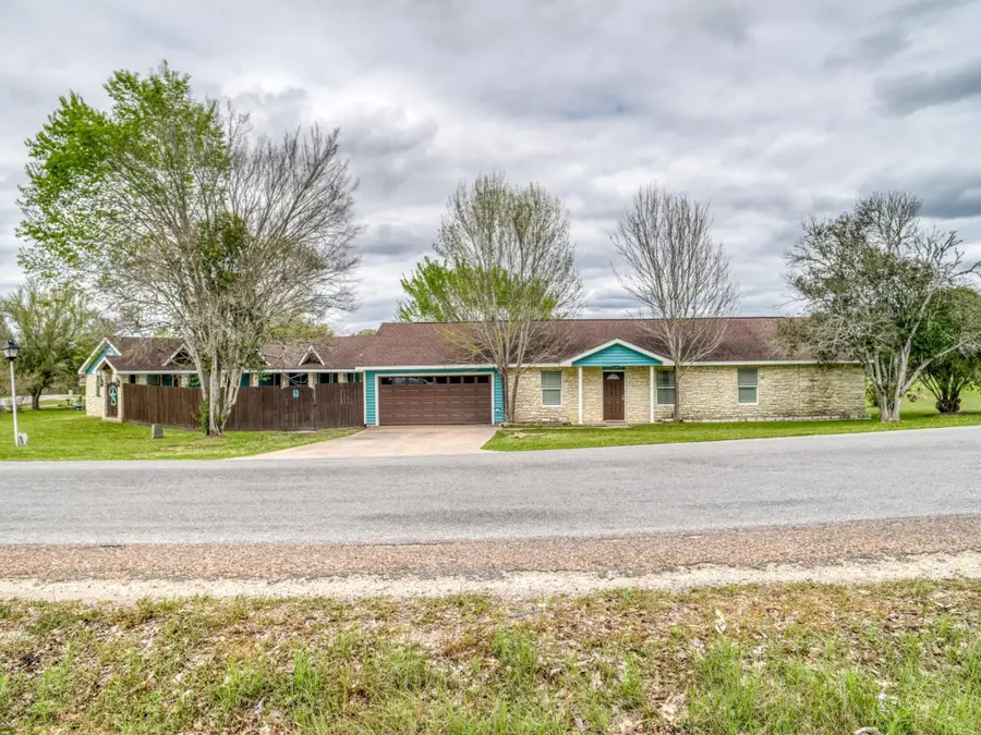 834 Country Club Drive Dr, La Grange, TX 78945 - Image #3