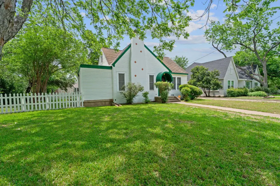 1709 W Lake Dr, Taylor, TX 76574 - Image #3