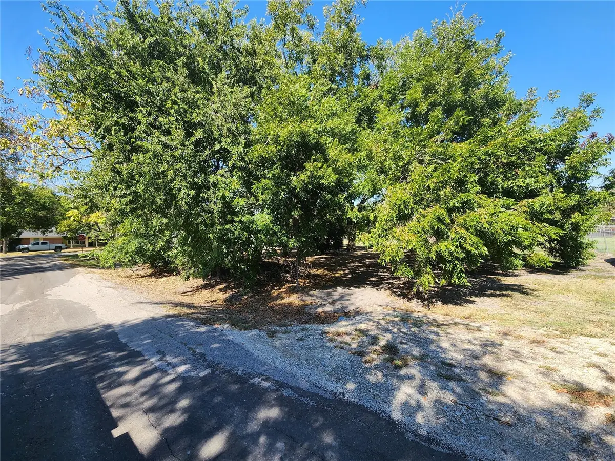 303 E Wolf St, Granger, TX 76530 - #1