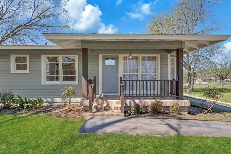 1309 Sloan St, Taylor, TX 76574 - #2