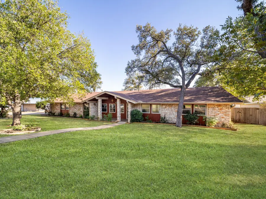 806 Country Club Rd, Georgetown, TX 78628 - Image #2