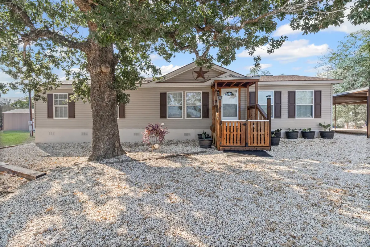 864 Rolling Oaks Dr, Luling, TX 78648 - Image #1