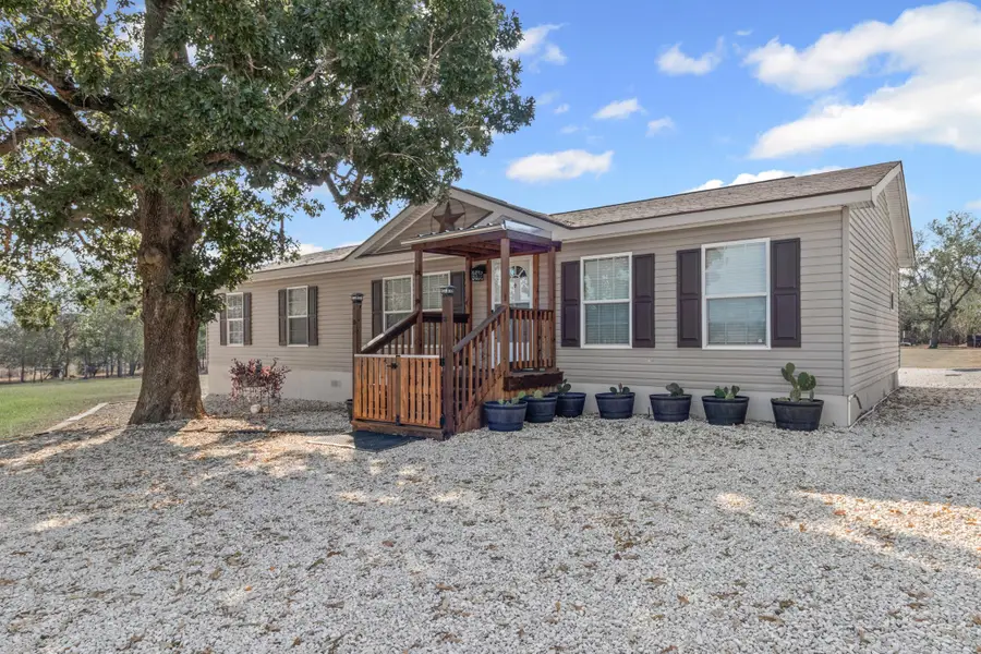 864 Rolling Oaks Dr, Luling, TX 78648 - Image #2