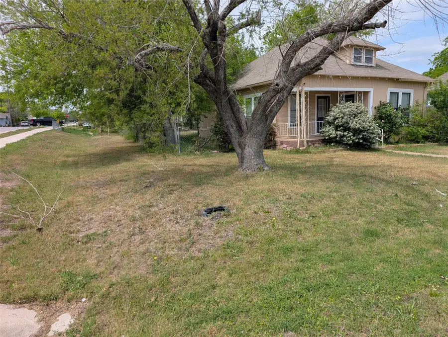 301 Park St, Taylor, TX 76574 - #2