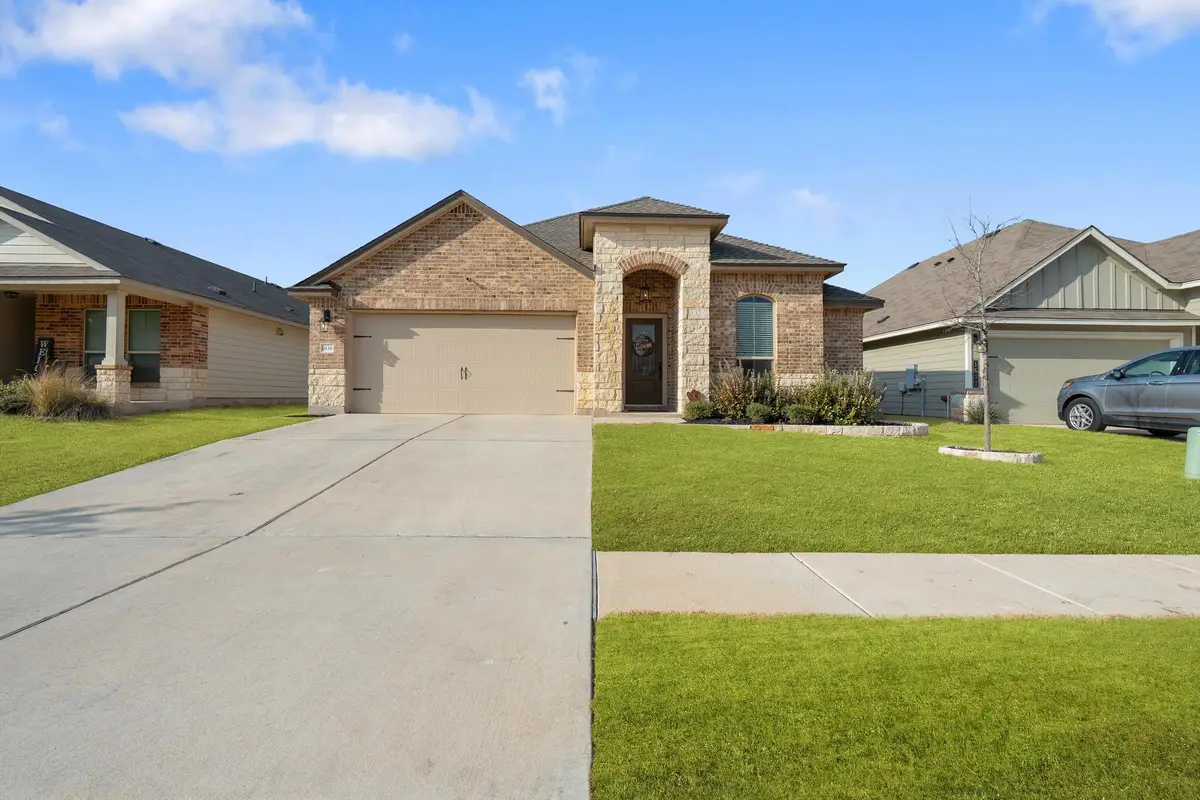 1636 T H Johnson Dr, Taylor, TX 76574 - #1