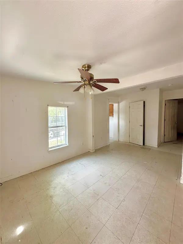 820 Chihuahua St, Lockhart, TX 78644