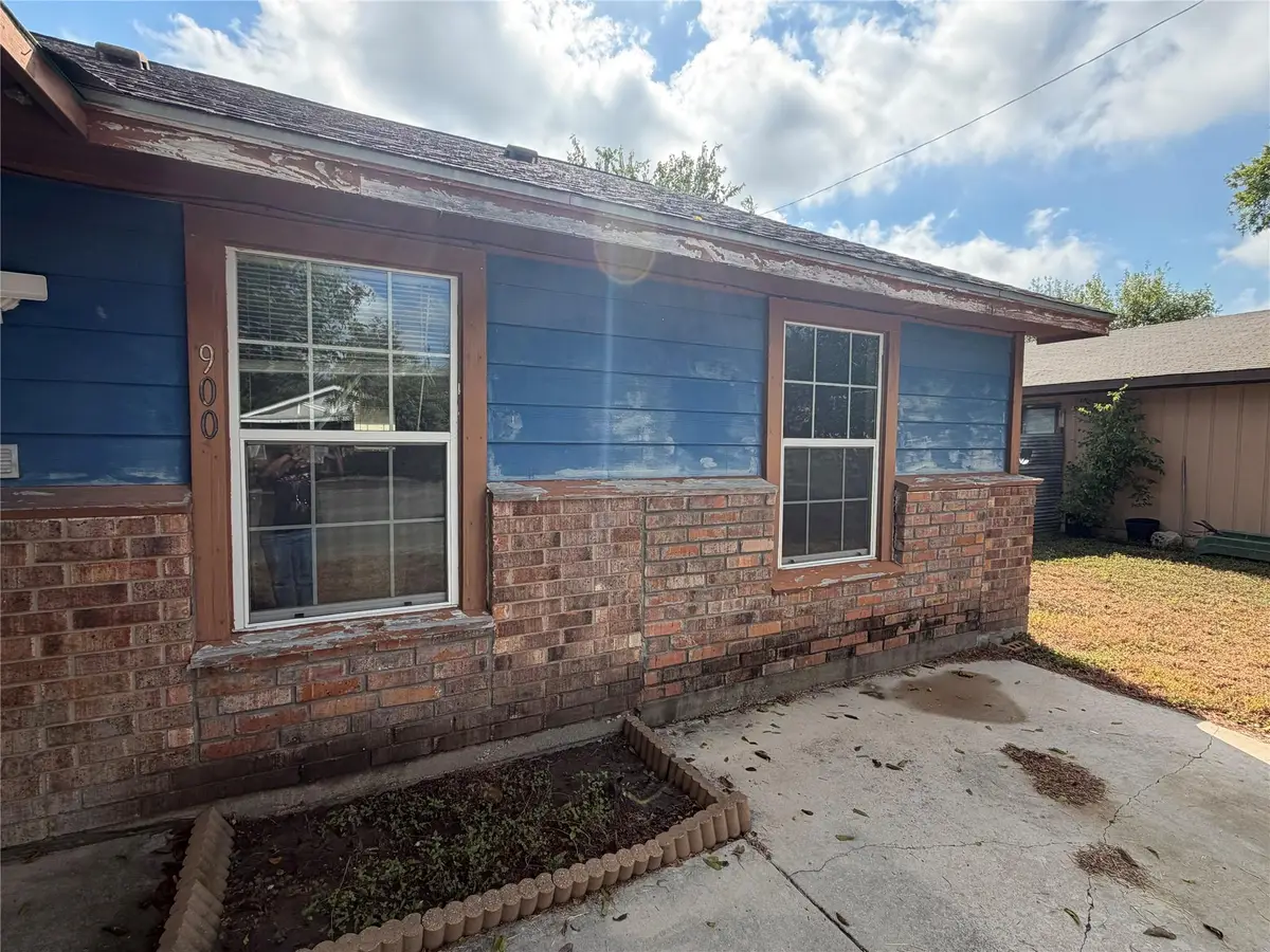 900 Lee Ln, Lockhart, TX 78644 - #1