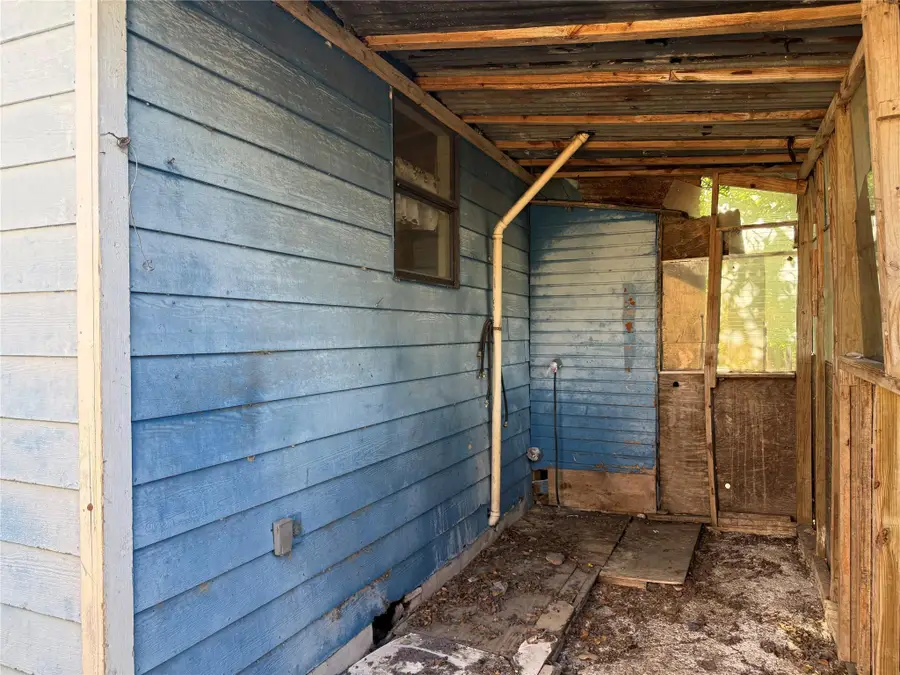 907 E Market St, Lockhart, TX 78644 - #3