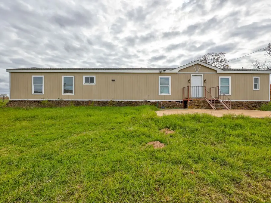 599 Rocky Ridge Ln, Luling, TX 78648 - Image #2