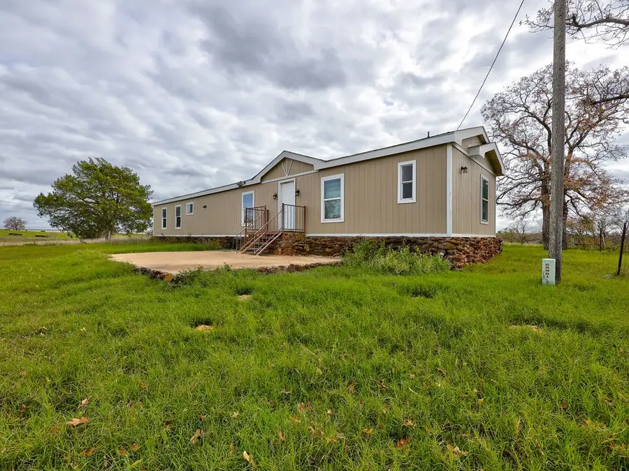 599 Rocky Ridge Ln, Luling, TX 78648 - Image #3