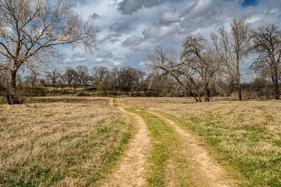 121 Mechelle St, Smithville, TX 78957 - Image #2