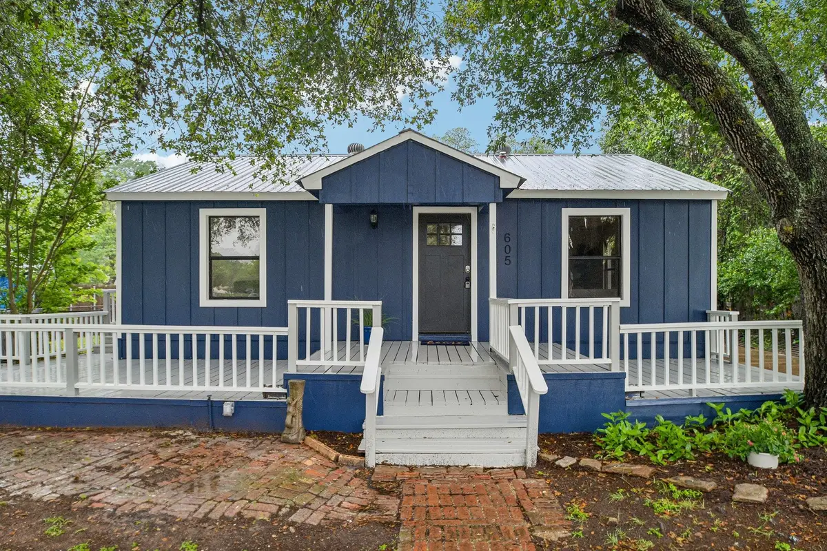 605 Bishop St, Smithville, TX 78957 - #1