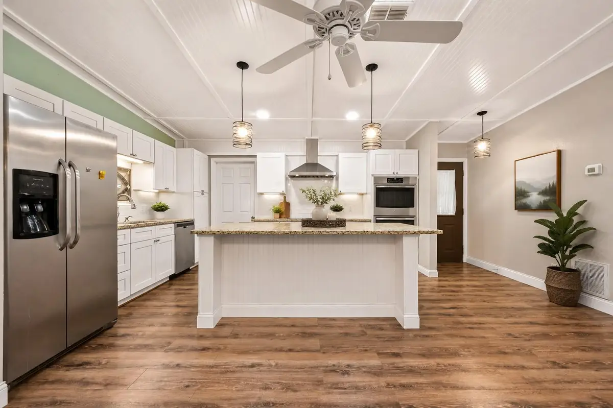 102 Rivercrest St, Luling, TX 78648 - #1