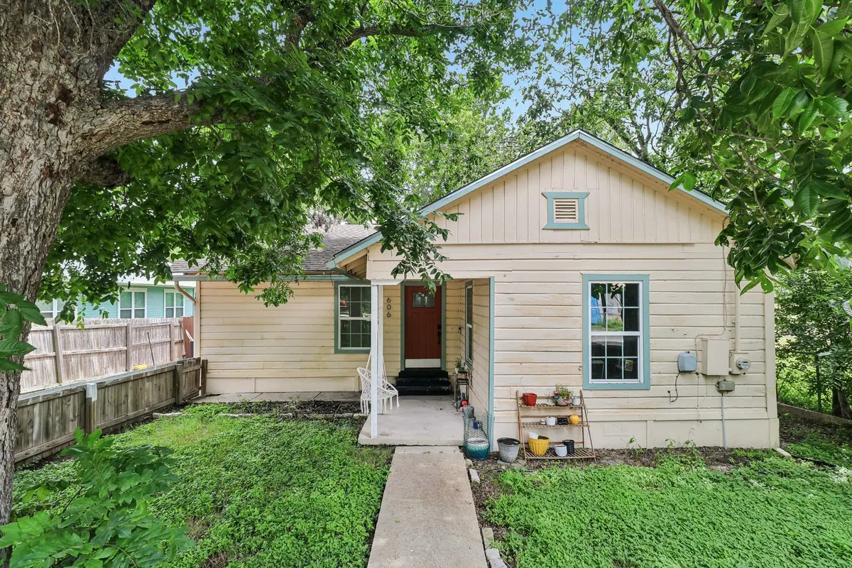 606 E Pecan St, Taylor, TX 76574 - #1