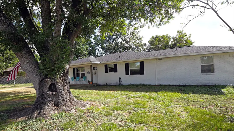 939 Pine Dr, Caldwell, TX 77836 - #2