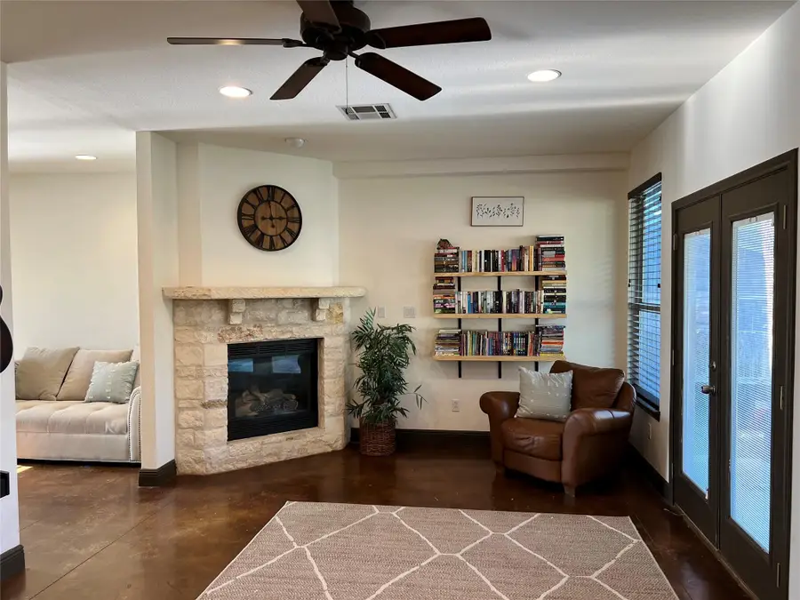 302 Deepwood Dr, Georgetown, TX 78628 - Image #2