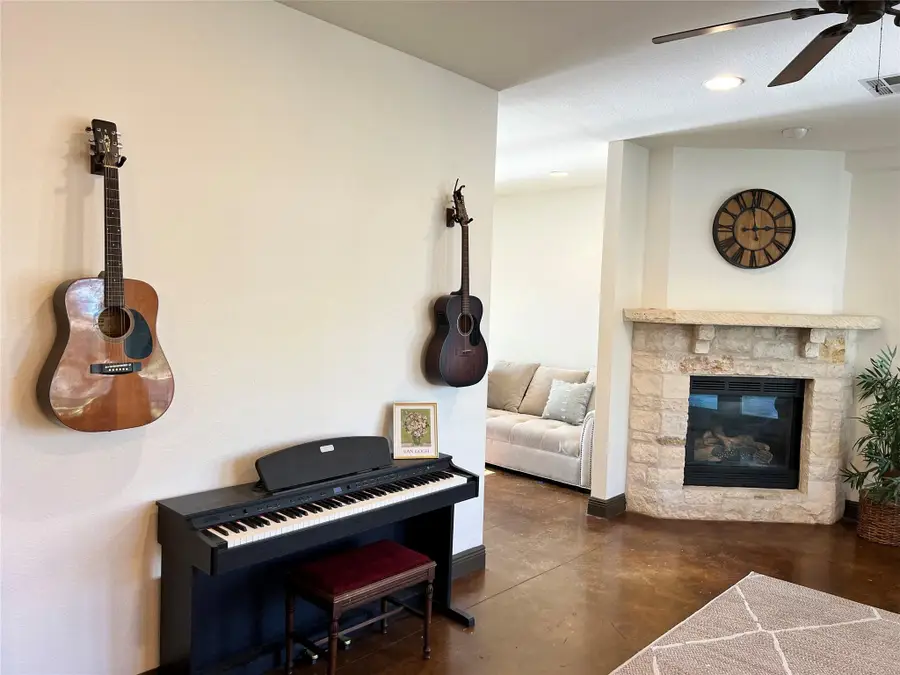 302 Deepwood Dr, Georgetown, TX 78628 - Image #3