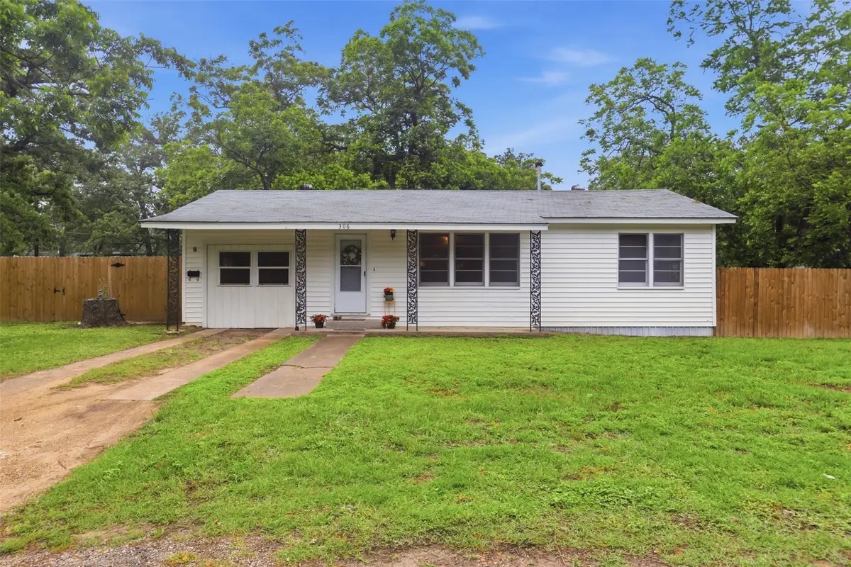 306 Erie Ave, Rockdale, TX 76567 - #1