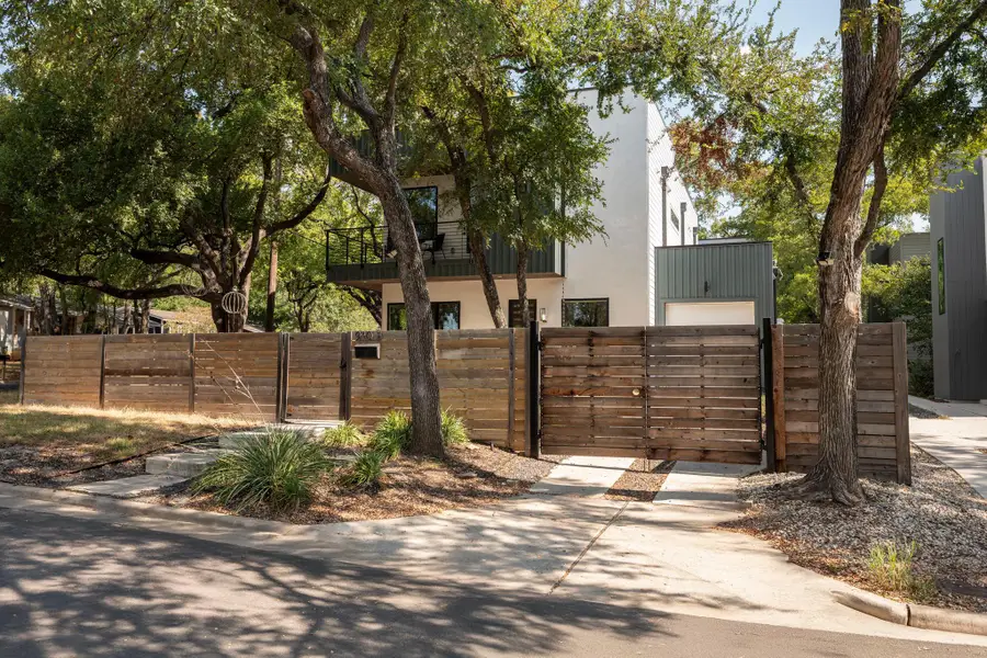 910 Nalide St #B, Austin, TX 78745 - Image #3