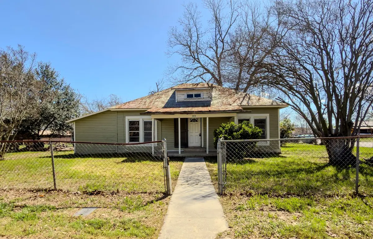 302 E Crockett St, Luling, TX 78648 - #1