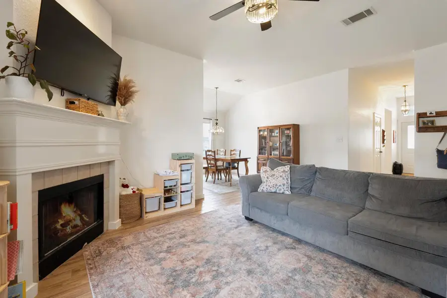 1808 Cedarlawn St, Taylor, TX 76574 - Image #3