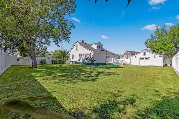 811 E Hempstead St, Giddings, TX 78942 - #3