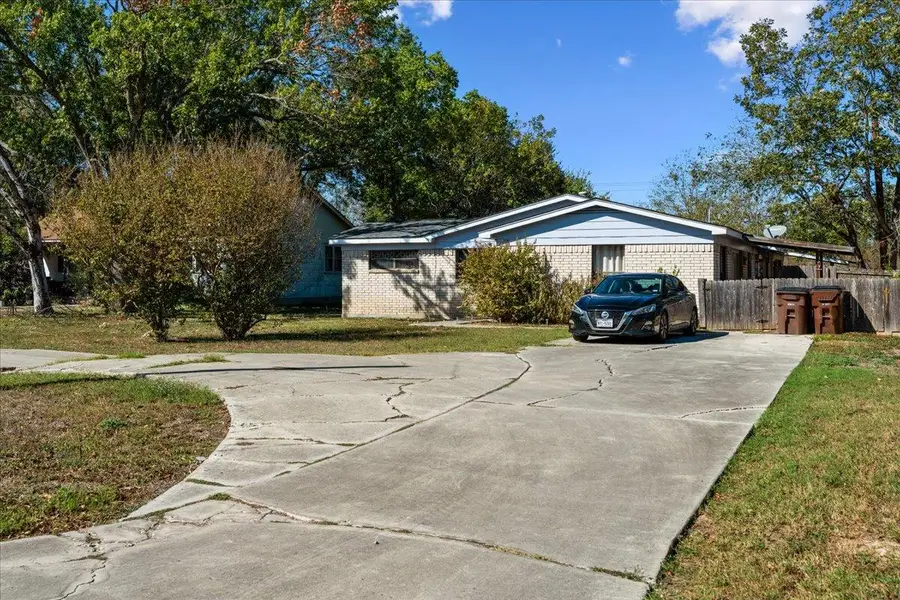 1129 W San Antonio St, Lockhart, TX 78644 - Image #2