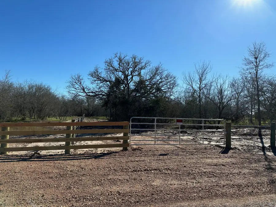8307 Jeddo Rd, Waelder, TX 78959 - Image #2