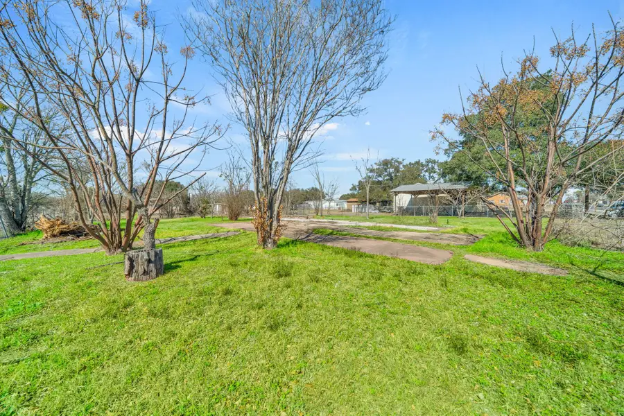 693 S Caldwell St, Giddings, TX 78942 - #3